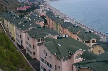 Complexe de bâtiments de vacances de la région d'Alusta