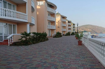 Complexe de bâtiments de vacances de la région d'Alusta